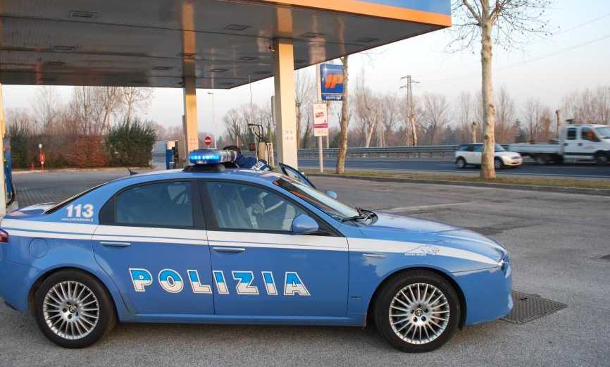 polizia-distributore-benzina-66225776