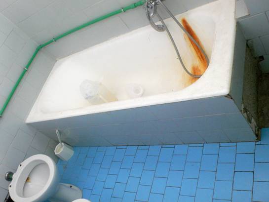 la fotobagni sporchi e cattivi odori allospedale goretti