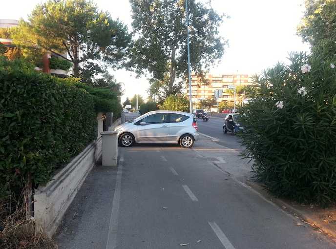 pista-ciclabile-auto-latina-57685422