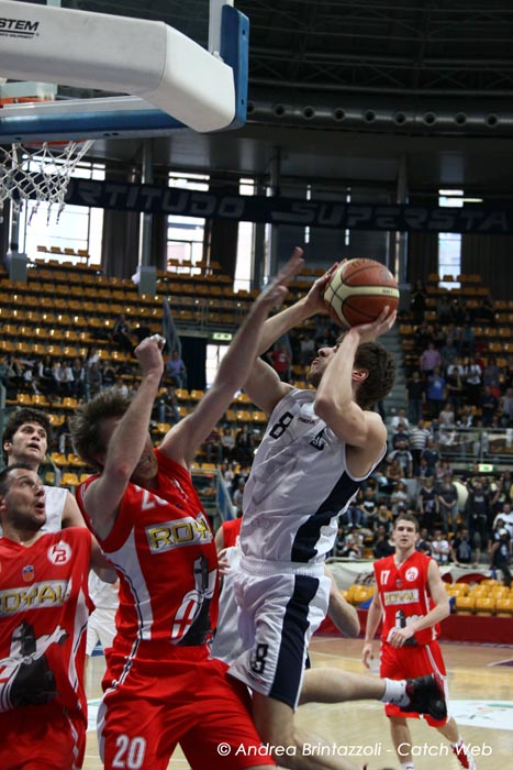 Potì in azione in maglia Eagles