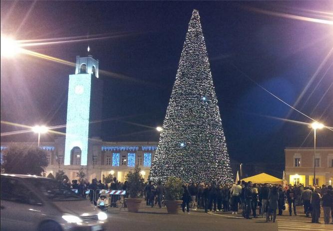 albero-natale-latina-piazza-latina24ore-5933455
