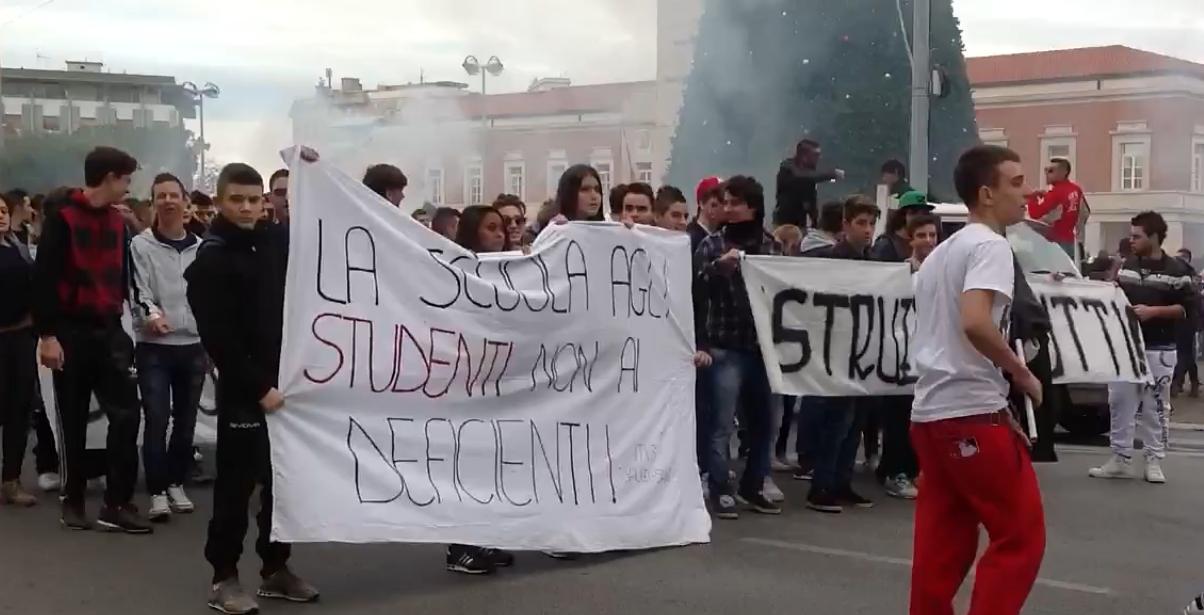 manifestazione-studenti-latina-56897282