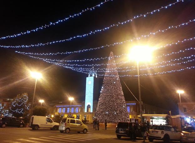 natale-latina-24ore-albero-piazza-48923633