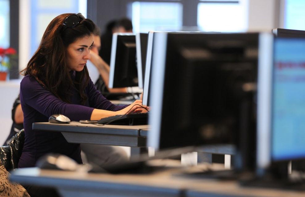 ragazza-computer-pc-latina24ore