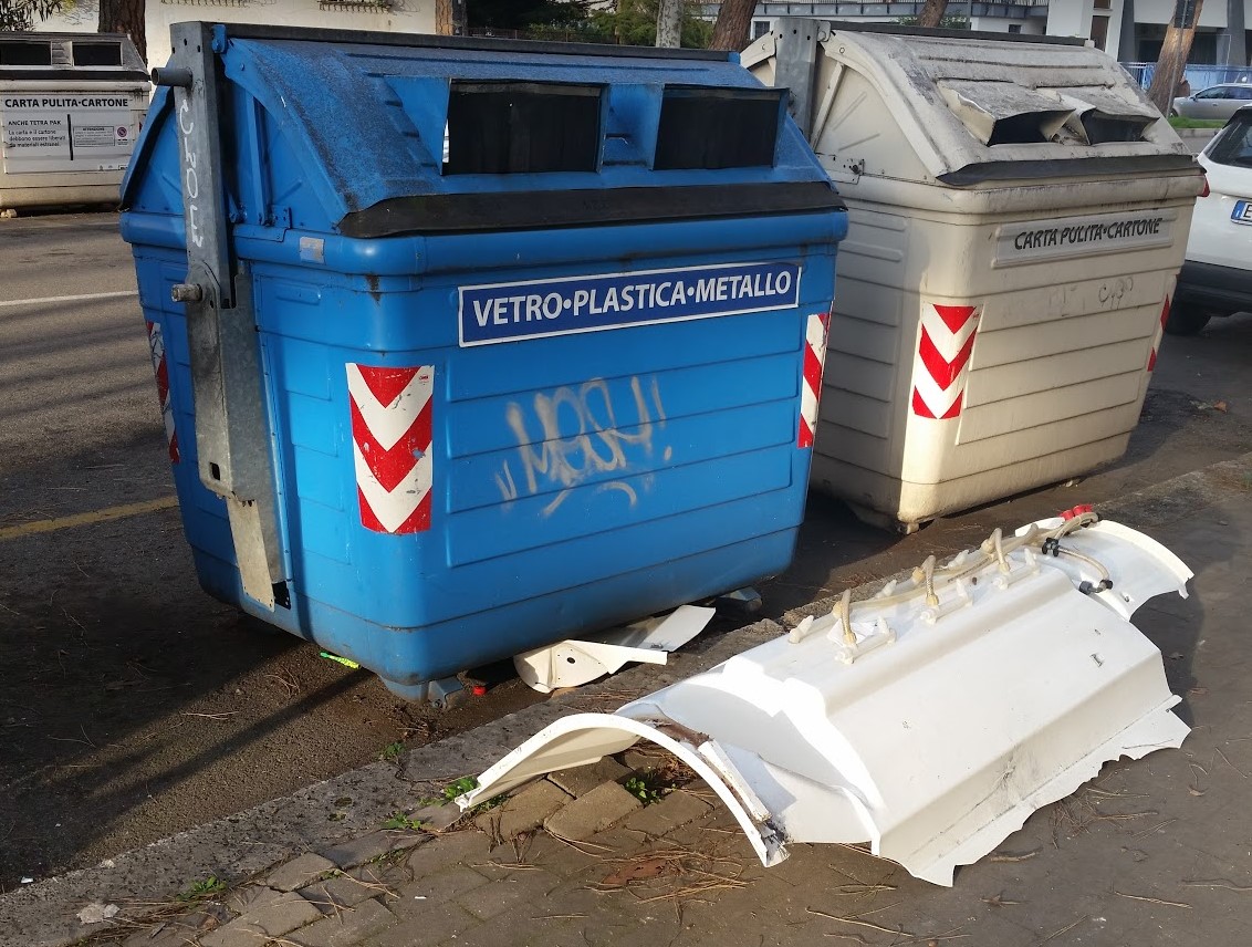 doccia-rifiuti-strada-cassonetti-latina